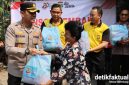 Kapolres Metro Tangerang Kota, Kombes Pol. Dr. Raden Muhammad Jauhari, saat bagikan paket sembako di permukiman padat