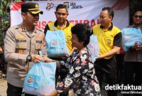 Kapolres Metro Tangerang Kota, Kombes Pol. Dr. Raden Muhammad Jauhari, saat bagikan paket sembako di permukiman padat