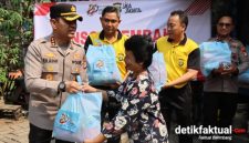 Kapolres Metro Tangerang Kota, Kombes Pol. Dr. Raden Muhammad Jauhari, saat bagikan paket sembako di permukiman padat