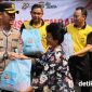 Kapolres Metro Tangerang Kota, Kombes Pol. Dr. Raden Muhammad Jauhari, saat bagikan paket sembako di permukiman padat