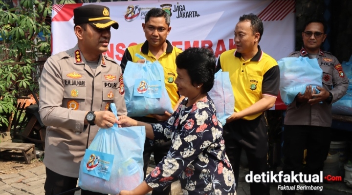 Kapolres Metro Tangerang Kota, Kombes Pol. Dr. Raden Muhammad Jauhari, saat bagikan paket sembako di permukiman padat