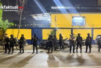 Brimob Polda Metro Jaya bersama Tim Perintis Presisi Polres Metro Jakarta Barat menggagalkan dugaan aksi tawuran di kawasan Kali Anyar, Tambora, Jakarta Barat