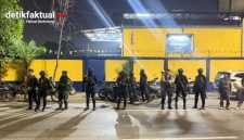 Brimob Polda Metro Jaya bersama Tim Perintis Presisi Polres Metro Jakarta Barat menggagalkan dugaan aksi tawuran di kawasan Kali Anyar, Tambora, Jakarta Barat