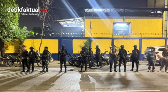 Brimob Polda Metro Jaya bersama Tim Perintis Presisi Polres Metro Jakarta Barat menggagalkan dugaan aksi tawuran di kawasan Kali Anyar, Tambora, Jakarta Barat