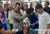 Brimob Polda Metro Jaya kembali menggelar kegiatan sosial melalui program Jumat Berkah yang diisi dengan santunan anak yatim