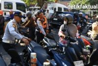 Petugas Dishub Jakarta Barat menindak kendaraan yang parkir sembarangan di Kalideres 