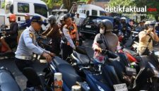 Petugas Dishub Jakarta Barat menindak kendaraan yang parkir sembarangan di Kalideres