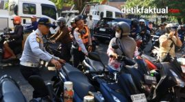 Petugas Dishub Jakarta Barat menindak kendaraan yang parkir sembarangan di Kalideres 