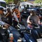 Petugas Dishub Jakarta Barat menindak kendaraan yang parkir sembarangan di Kalideres 