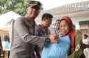 Kapolres Metro Tangerang Kota Kombes Pol. Dr. Raden Muhammad Jauhari menyerahkan bantuan sosial berupa paket sembako berisi beras 5 kilogram kepada warga yang hadir melalui program Jaga Jakarta On The Spot 