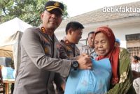 Kapolres Metro Tangerang Kota Kombes Pol. Dr. Raden Muhammad Jauhari menyerahkan bantuan sosial berupa paket sembako berisi beras 5 kilogram kepada warga yang hadir melalui program Jaga Jakarta On The Spot