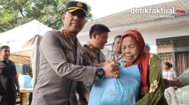 Kapolres Metro Tangerang Kota Kombes Pol. Dr. Raden Muhammad Jauhari menyerahkan bantuan sosial berupa paket sembako berisi beras 5 kilogram kepada warga yang hadir melalui program Jaga Jakarta On The Spot 