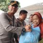 Kapolres Metro Tangerang Kota Kombes Pol. Dr. Raden Muhammad Jauhari menyerahkan bantuan sosial berupa paket sembako berisi beras 5 kilogram kepada warga yang hadir melalui program Jaga Jakarta On The Spot 