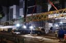 Foto: Aktivitas Pembongkaran Tower Crane proyek Data Center di Jalan Tebet Timur Dalam XI