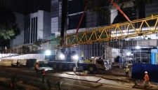 Foto: Aktivitas Pembongkaran Tower Crane proyek Data Center di Jalan Tebet Timur Dalam XI