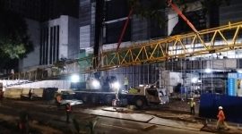 Foto: Aktivitas Pembongkaran Tower Crane proyek Data Center di Jalan Tebet Timur Dalam XI