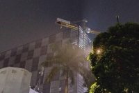Foto Tower Crane Gedung Data Center saat proses penurunan di Jalan MT Haryono Jakarta Selatan 