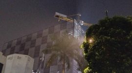 Foto Tower Crane Gedung Data Center saat proses penurunan di Jalan MT Haryono Jakarta Selatan 