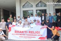 Kapolres Metro Tangerang Kota Kombes Pol Dr. Raden Muhammad Jauhari, S.H., S.I.K., M.Si., didampingi para Pejabat Utama Polres Metro Tangerang Kota, Kapolsek Benda, personel Polres dan Polsek Benda, pengurus DKM, tokoh masyarakat, serta jemaah Masjid Jami Al Ikhlas