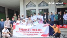 Kapolres Metro Tangerang Kota Kombes Pol Dr. Raden Muhammad Jauhari, S.H., S.I.K., M.Si., didampingi para Pejabat Utama Polres Metro Tangerang Kota, Kapolsek Benda, personel Polres dan Polsek Benda, pengurus DKM, tokoh masyarakat, serta jemaah Masjid Jami Al Ikhlas