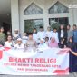 Kapolres Metro Tangerang Kota Kombes Pol Dr. Raden Muhammad Jauhari, S.H., S.I.K., M.Si., didampingi para Pejabat Utama Polres Metro Tangerang Kota, Kapolsek Benda, personel Polres dan Polsek Benda, pengurus DKM, tokoh masyarakat, serta jemaah Masjid Jami Al Ikhlas