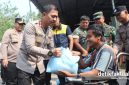 Kapolres Metro Tangerang Kota Kombes Pol Dr Raden Muhammad Jauhari turun langsung menyambangi sekaligus memberi paket sembako kepada warga di kawasan slum area Jalan Muara Buntu