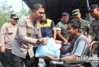 Kapolres Metro Tangerang Kota Kombes Pol Dr Raden Muhammad Jauhari turun langsung menyambangi sekaligus memberi paket sembako kepada warga di kawasan slum area Jalan Muara Buntu