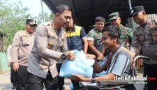 Kapolres Metro Tangerang Kota Kombes Pol Dr Raden Muhammad Jauhari turun langsung menyambangi sekaligus memberi paket sembako kepada warga di kawasan slum area Jalan Muara Buntu