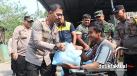 Kapolres Metro Tangerang Kota Kombes Pol Dr Raden Muhammad Jauhari turun langsung menyambangi sekaligus memberi paket sembako kepada warga di kawasan slum area Jalan Muara Buntu