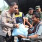 Kapolres Metro Tangerang Kota Kombes Pol Dr Raden Muhammad Jauhari turun langsung menyambangi sekaligus memberi paket sembako kepada warga di kawasan slum area Jalan Muara Buntu