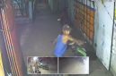 Rekaman CCTV Warga merekam pelaku pencurian kendaraan sepeda motor