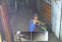Rekaman CCTV Warga merekam pelaku pencurian kendaraan sepeda motor