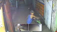 Rekaman CCTV Warga merekam pelaku pencurian kendaraan sepeda motor