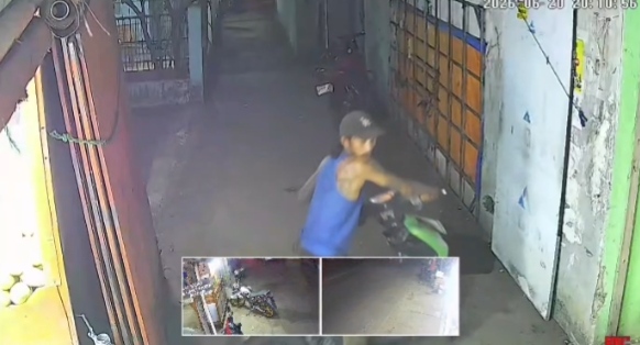 Rekaman CCTV Warga merekam pelaku pencurian kendaraan sepeda motor