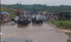 Hujan Deras Sebabkan Jalan Nasional di Bener Meriah Tergenang, Drainase Tertutup Material sisa Bencana