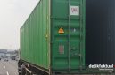 Truk trailer melaju dengan kondisi bok kontainer terbuka dijalan tol Bekasi (Foto:Detikfaktual)