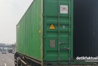 Truk trailer melaju dengan kondisi bok kontainer terbuka dijalan tol Bekasi (Foto:Detikfaktual)
