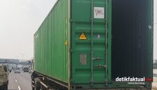 Truk trailer melaju dengan kondisi bok kontainer terbuka dijalan tol Bekasi (Foto:Detikfaktual)