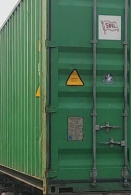 Truk Trailer Melaju dengan Pintu Kontainer Terbuka di Jalan, Ini Alasannya
