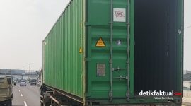 Truk trailer melaju dengan kondisi bok kontainer terbuka dijalan tol Bekasi (Foto:Detikfaktual)