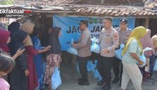 Polsek Pakuhaji menggelar kegiatan Jaga Jakarta On The Spot (Jaga Lingkungan, Jaga Warga) yang dirangkaikan dengan pembagian bantuan sosial kepada warga di Kampung Laksana Timur RT 03/06, Desa Kiarapayung, Kecamatan Pakuhaji, Kabupaten Tangerang, Senin (8/6/2026)