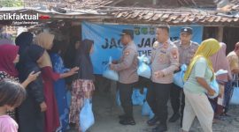 Polsek Pakuhaji menggelar kegiatan Jaga Jakarta On The Spot (Jaga Lingkungan, Jaga Warga) yang dirangkaikan dengan pembagian bantuan sosial kepada warga di Kampung Laksana Timur RT 03/06, Desa Kiarapayung, Kecamatan Pakuhaji, Kabupaten Tangerang, Senin (8/6/2026)