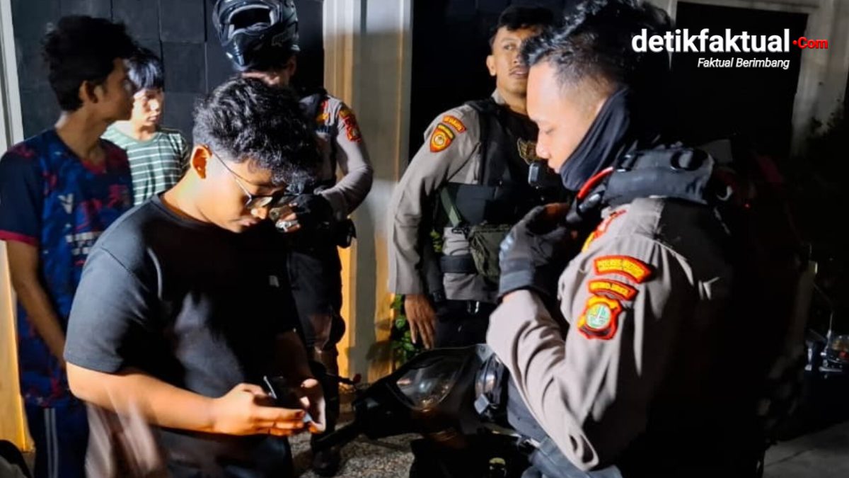 Brimob Batalyon B Pelopor Satbrimob Polda Metro Jaya bersama Perintis Presisi Polres Metro Jakarta Timur meningkatkan patroli rayonisasi pada sejumlah titik rawan gangguan kamtibmas di wilayah Jakarta Timur