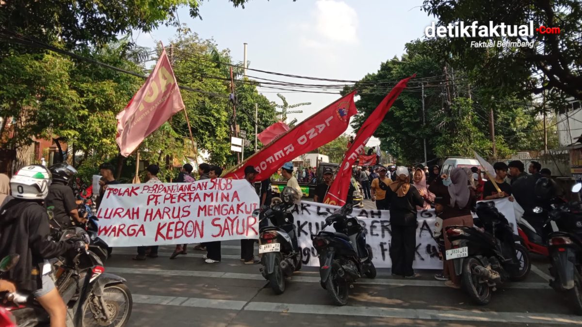 Ratusan warga yang tergabung dalam Aliansi Perjuangan Warga Kebon Sayur menggelar aksi unjuk rasa di depan Kantor Kelurahan Kapuk, Kecamatan Cengkareng, Jakarta Barat, (Foto: Detikfaktual/Rudi).
