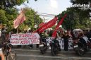 Ratusan warga yang tergabung dalam Aliansi Perjuangan Warga Kebon Sayur menggelar aksi unjuk rasa di depan Kantor Kelurahan Kapuk, Kecamatan Cengkareng, Jakarta Barat, (Foto: Detikfaktual/Rudi).