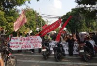 Ratusan warga yang tergabung dalam Aliansi Perjuangan Warga Kebon Sayur menggelar aksi unjuk rasa di depan Kantor Kelurahan Kapuk, Kecamatan Cengkareng, Jakarta Barat, (Foto: Detikfaktual/Rudi).