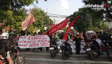Ratusan warga yang tergabung dalam Aliansi Perjuangan Warga Kebon Sayur menggelar aksi unjuk rasa di depan Kantor Kelurahan Kapuk, Kecamatan Cengkareng, Jakarta Barat, (Foto: Detikfaktual/Rudi).