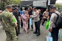 Momen Kapolda Metro Jaya Komjen Pol Asep Edi Suheri bersama Pangdam Jaya Letjen TNI Deddy Suryadi menyapa warga dalam kegiatan Jaga Jakarta On The Spot di Kelurahan Krukut (Dok.Istw)