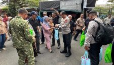 Momen Kapolda Metro Jaya Komjen Pol Asep Edi Suheri bersama Pangdam Jaya Letjen TNI Deddy Suryadi menyapa warga dalam kegiatan Jaga Jakarta On The Spot di Kelurahan Krukut (Dok.Istw)