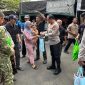 Momen Kapolda Metro Jaya Komjen Pol Asep Edi Suheri bersama Pangdam Jaya Letjen TNI Deddy Suryadi menyapa warga dalam kegiatan Jaga Jakarta On The Spot di Kelurahan Krukut (Dok.Istw)
